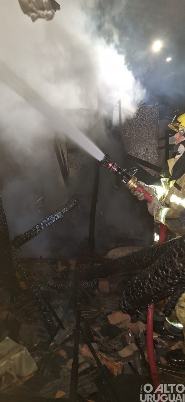 Incêndio destrói prédio de antigo bar e restaurante em Palmeira das Missões