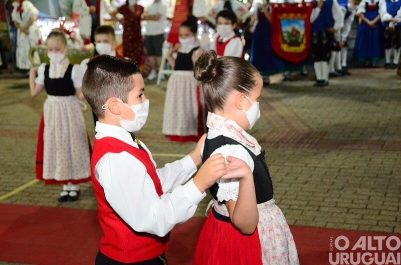Apresentações do Centro Cultural 25 de Julho marcam noite do Frederico em Luz