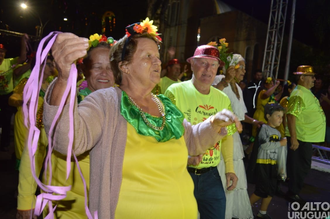 Desfile de rua do Carnaval Regional de Iraí reúne grande público