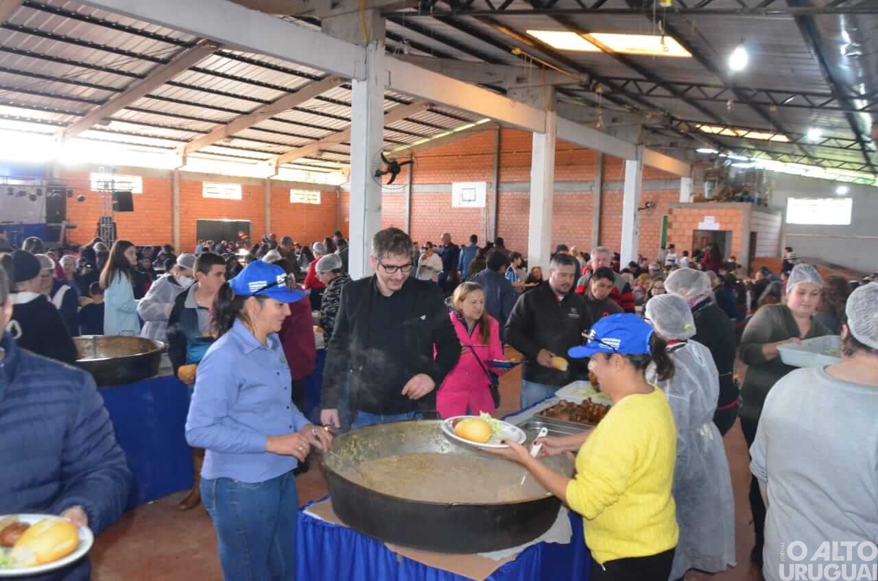 Festa popular reúne grande público em comemoração aos 56 anos de Palmitinho