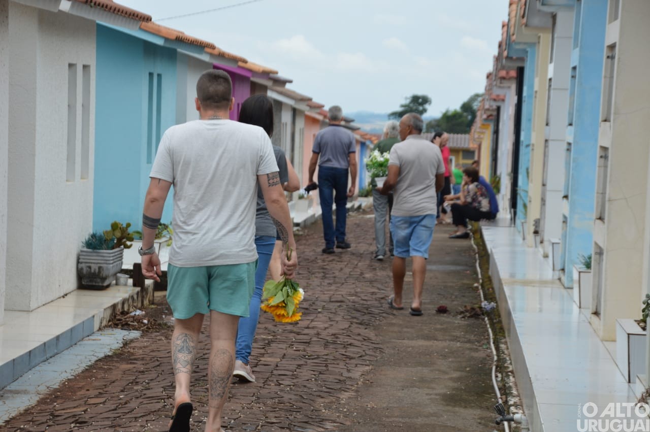 Centenas de pessoas homenageiam entes falecidos neste Dia de Finados
