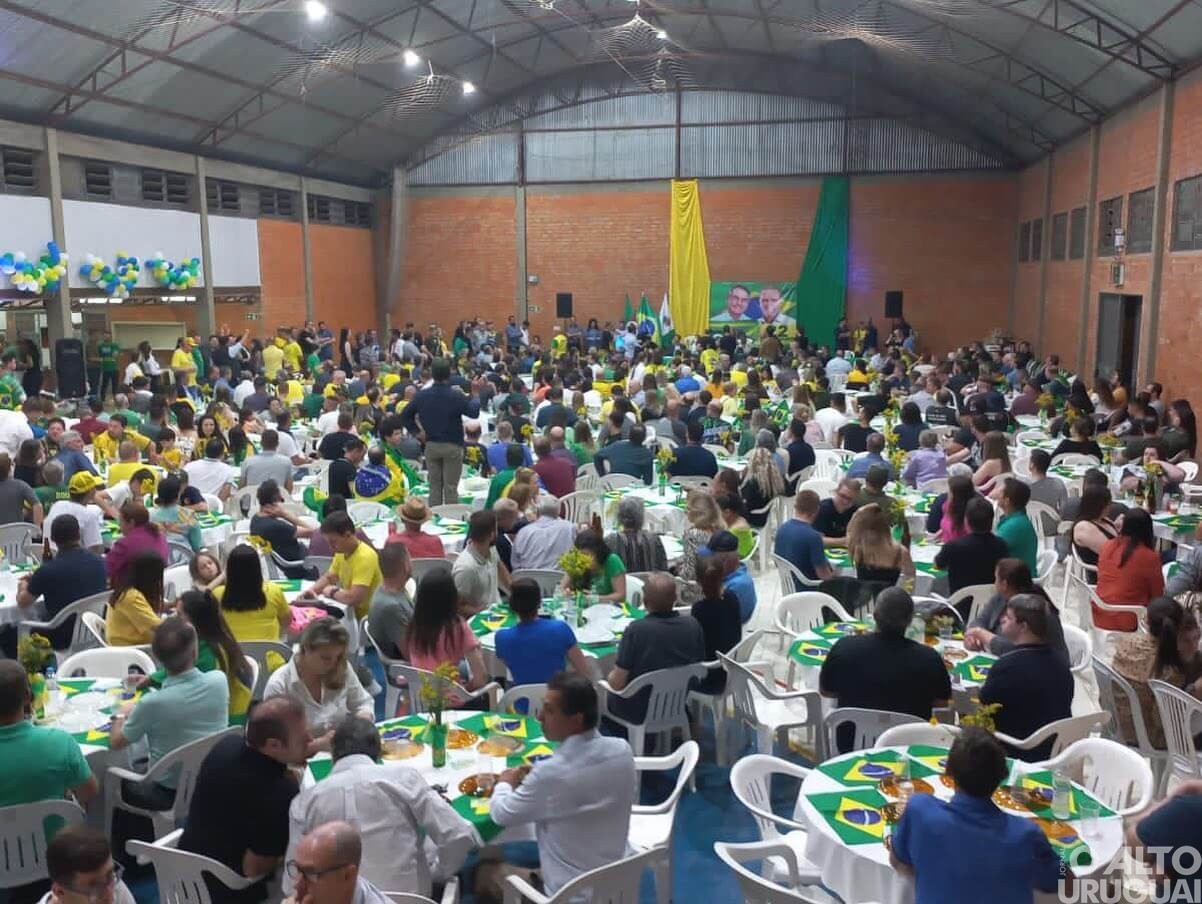 Onyx Lorenzoni participa de jantar em FW