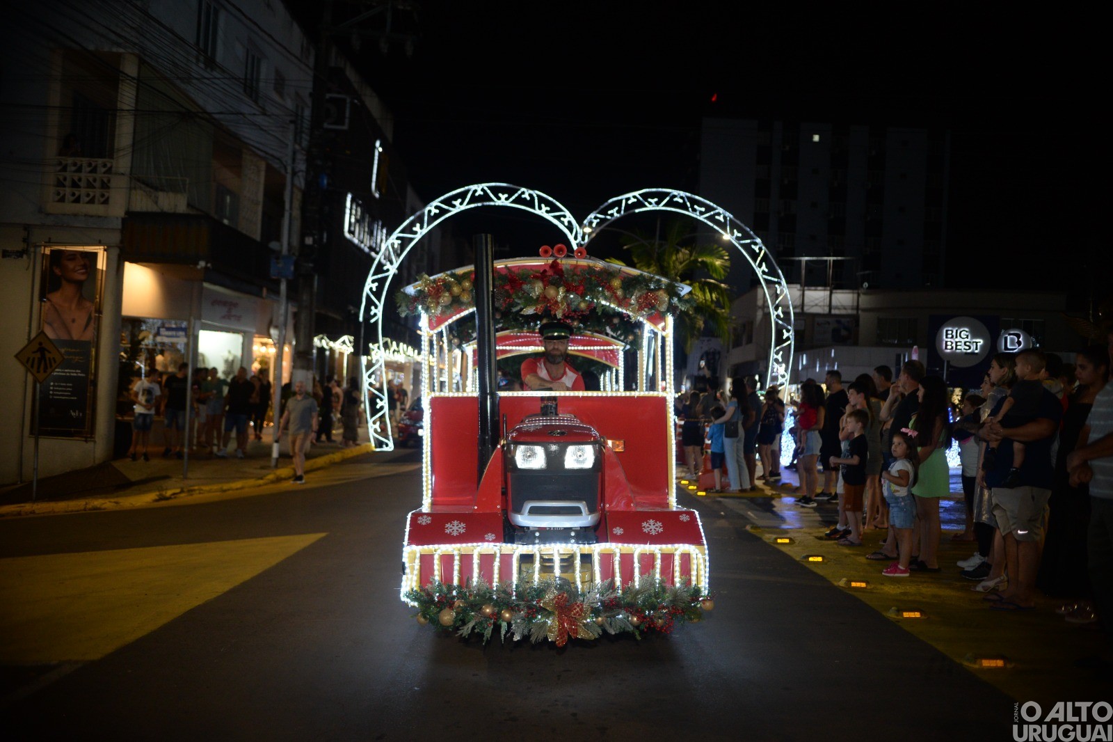 Ônibus Expresso Natalino e Trenzinho fazem parte do Frederico em luz 2024