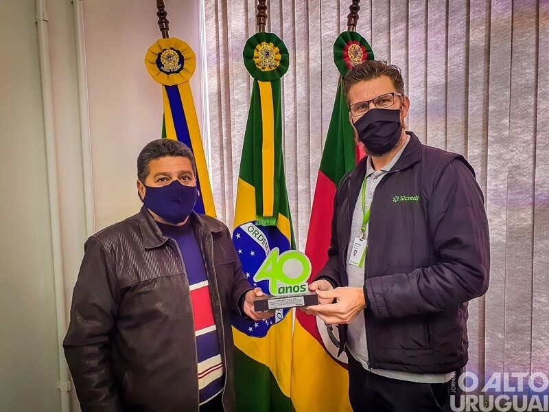 Parceria entre Sicredi e Legislativo de Iraí é reconhecida em homenagem