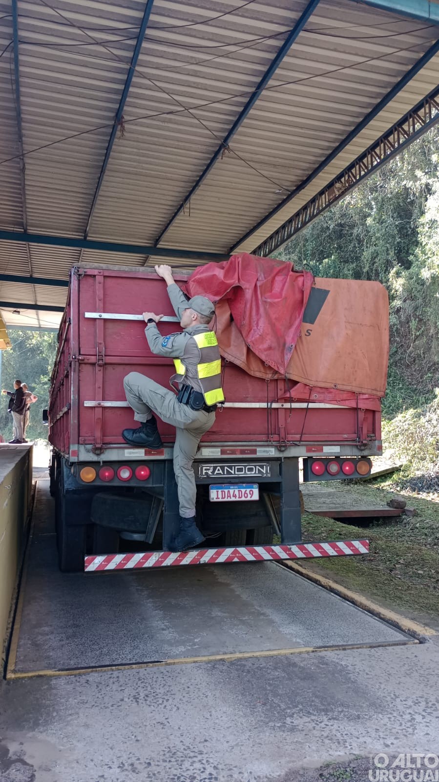 Analistas tributários da Receita Estadual e Batalhão Fazendário de Iraí apreendem seis toneladas de maconha
