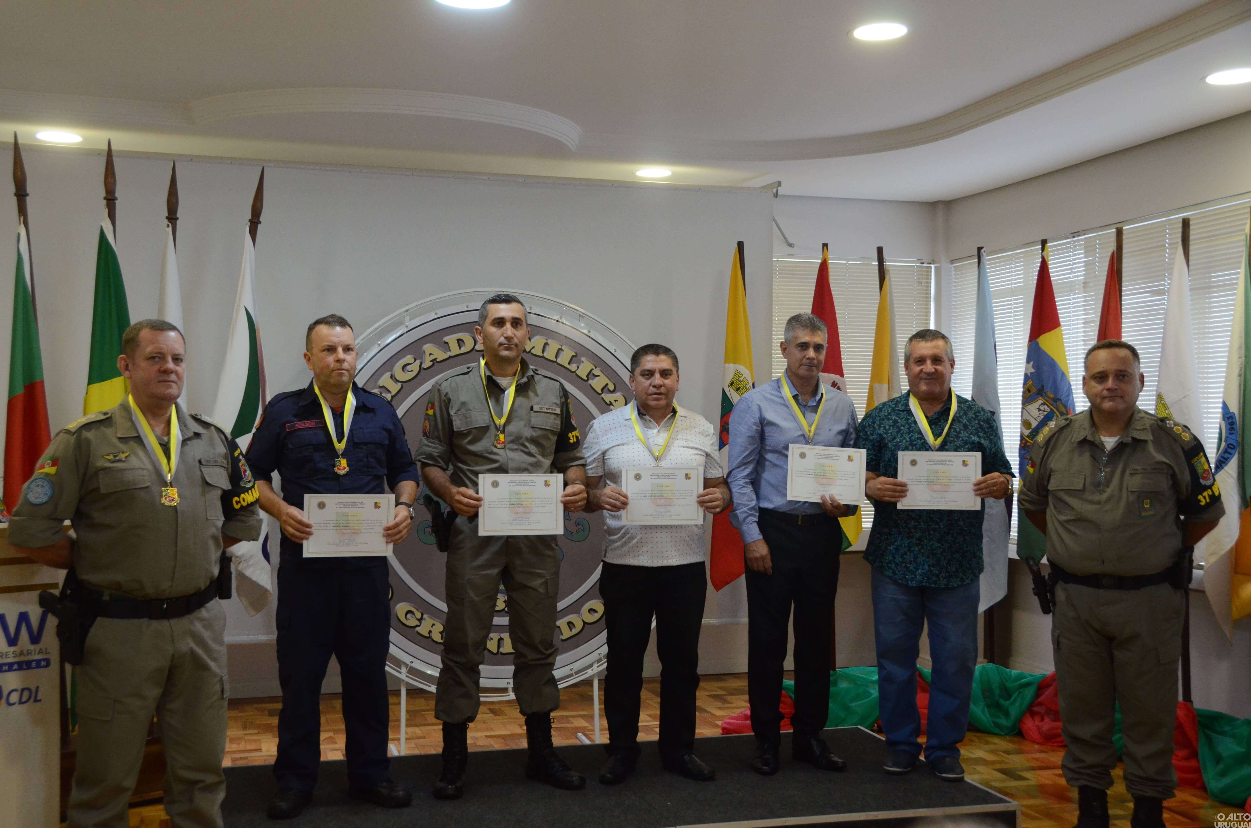 37º BPM realiza cerimônia de entrega de comendas