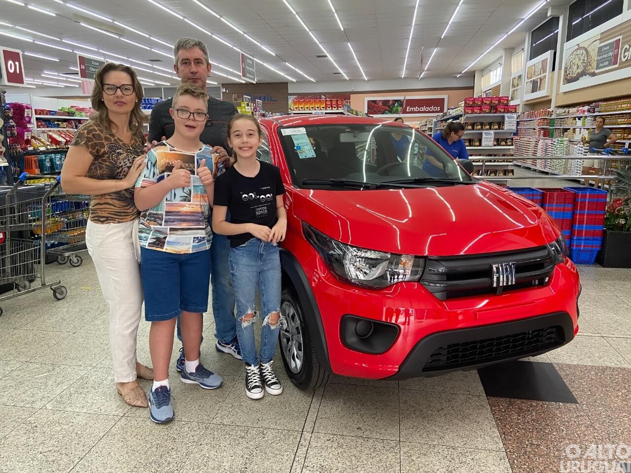 Robinson Puhl e família recebem Fiat Mobi 0km