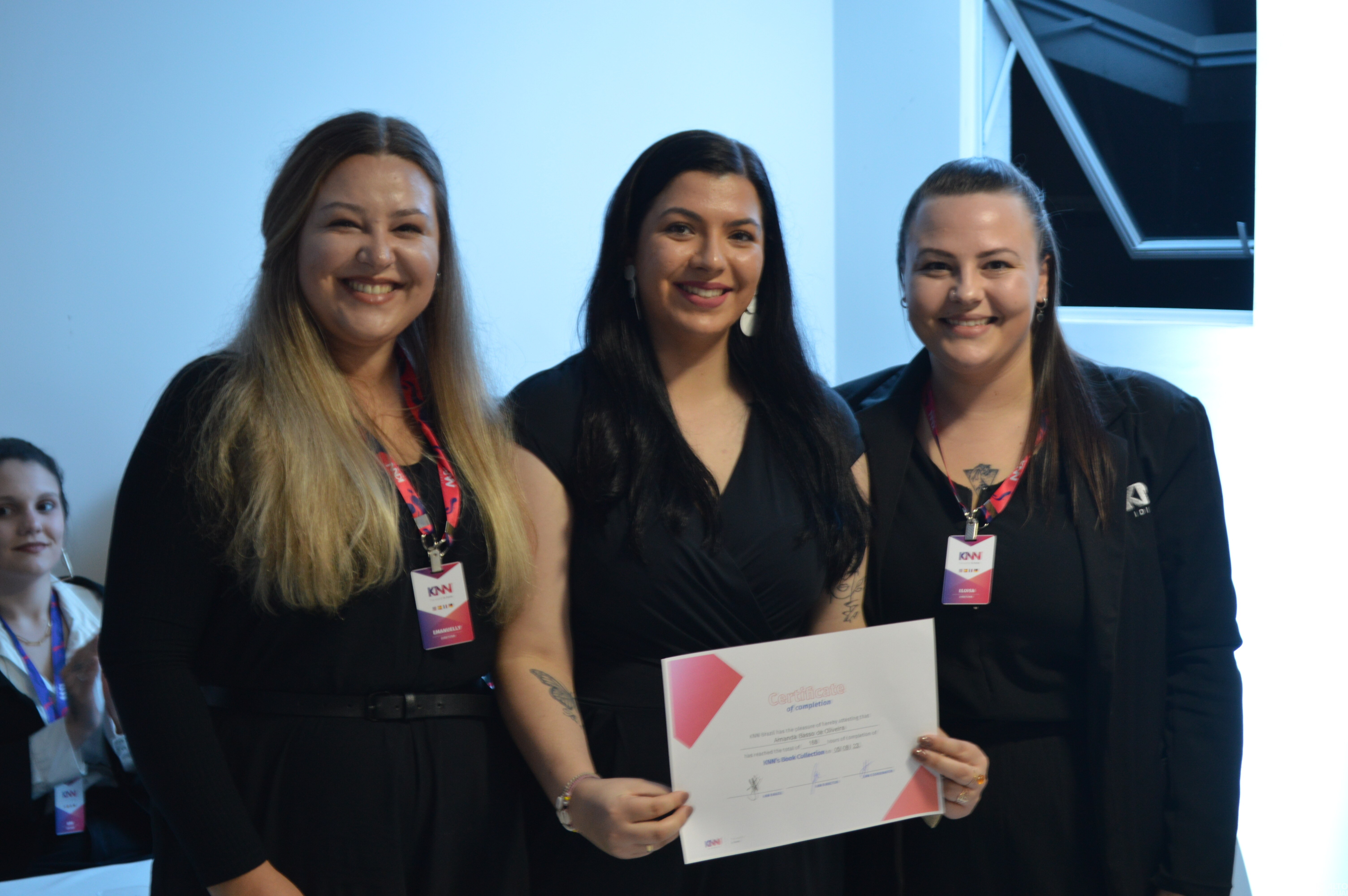 Com cerca de 400 alunos a KNN forma suas primeiras turmas de inglês em FW