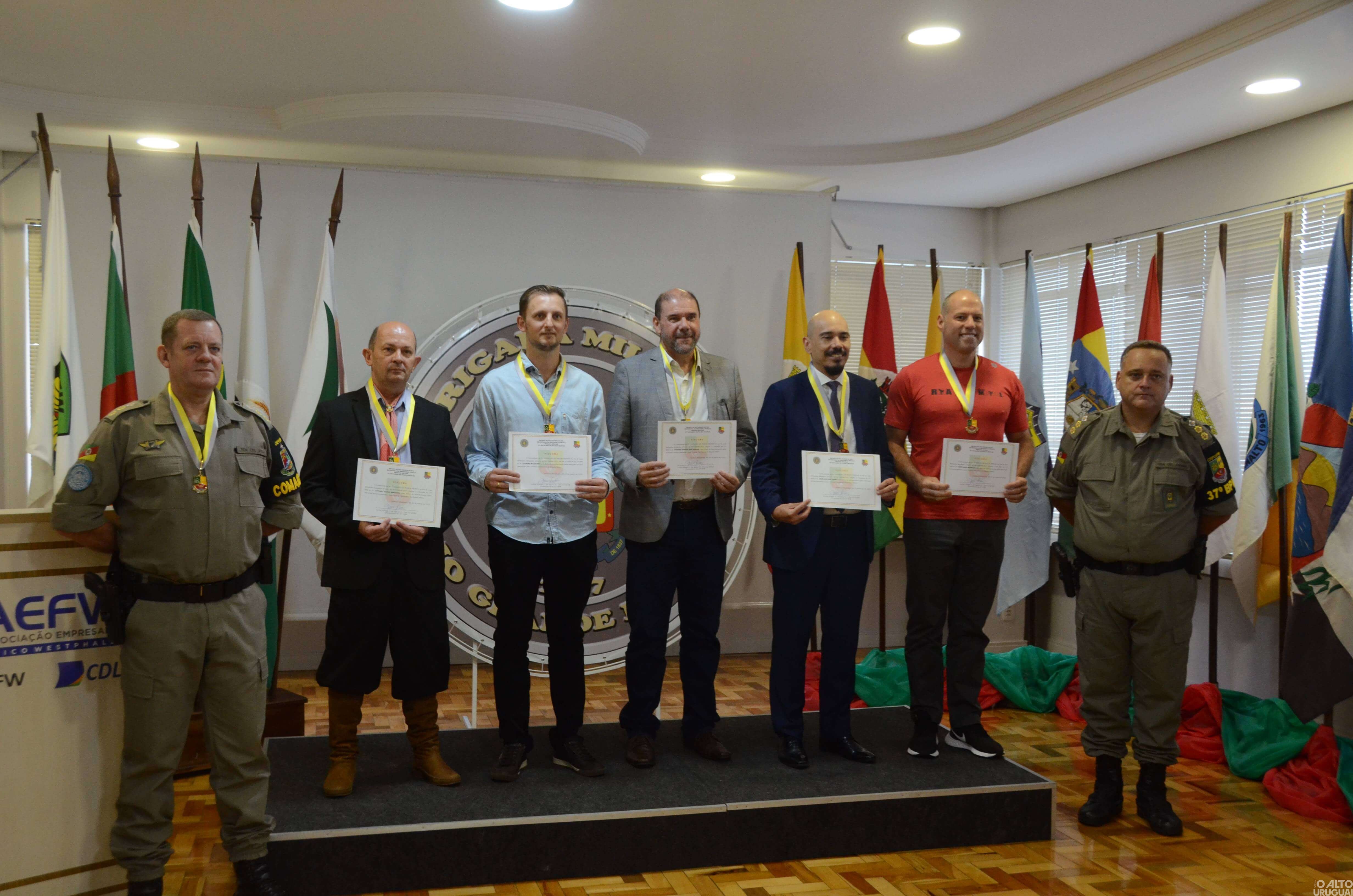 37º BPM realiza cerimônia de entrega de comendas