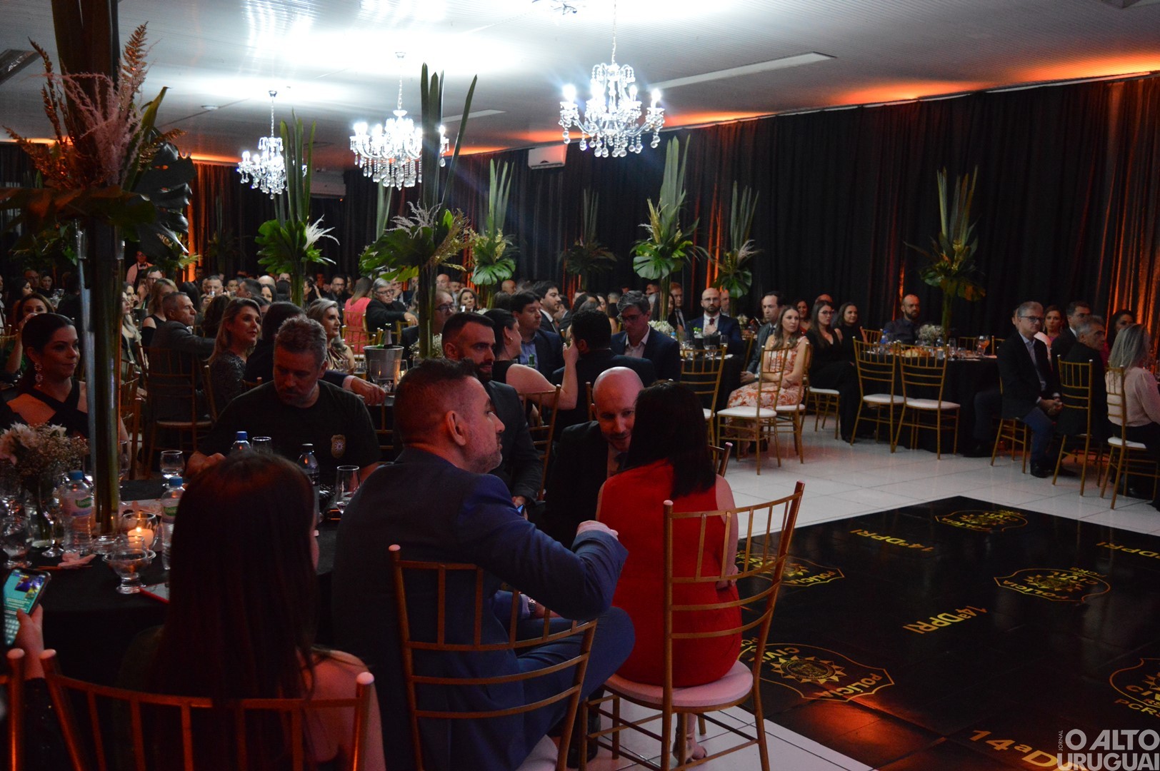 Baile Golden Night homenageia parceiros da Polícia Civil