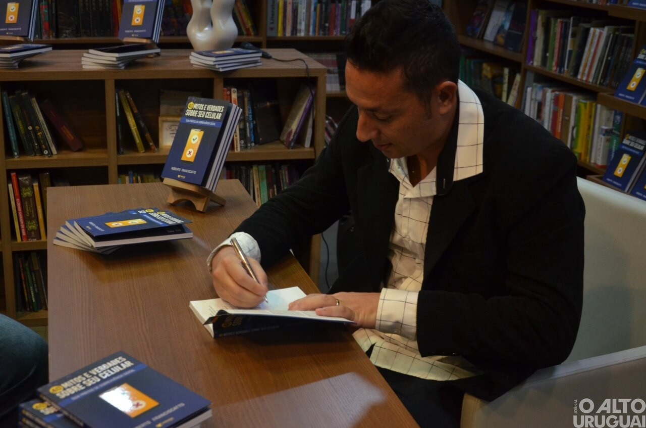 Professor Roberto Franciscatto lança livro pela Vitrola Editora