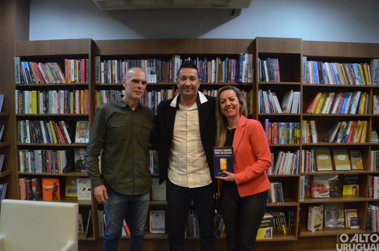 Professor Roberto Franciscatto lança livro pela Vitrola Editora