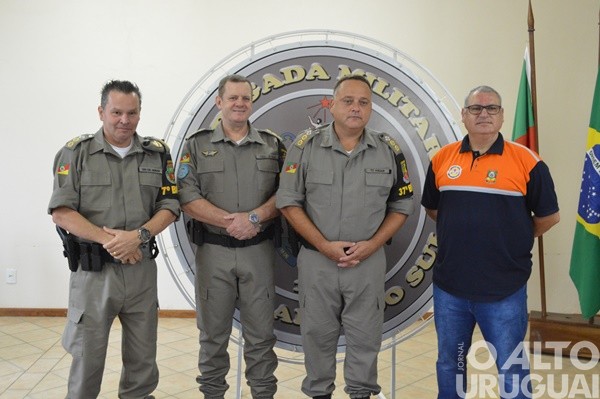 Autoridades são homenageadas pelo 37º BPM