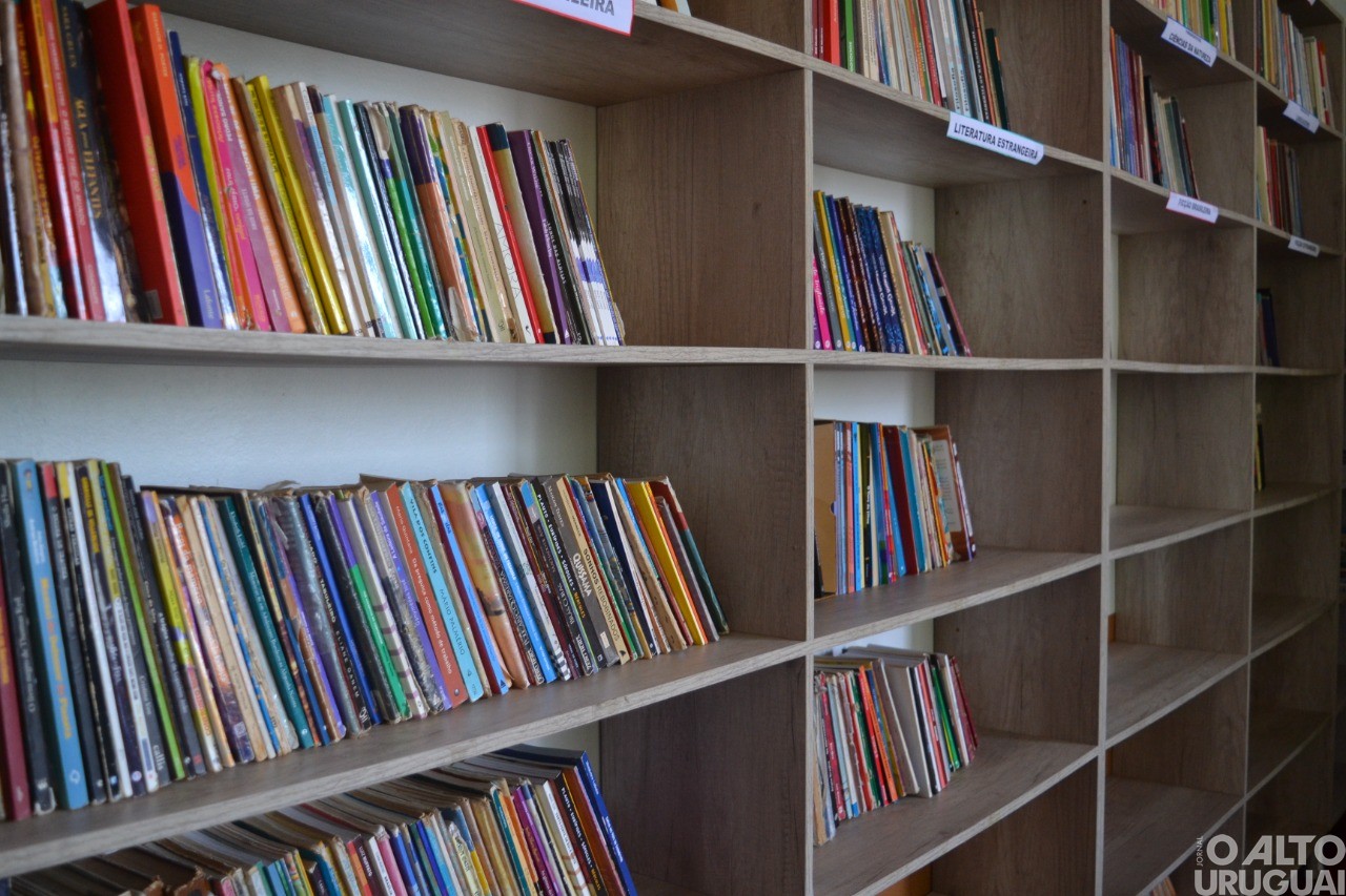 Escola Mathias Balduíno Huppes de Cristal do Sul reinaugura biblioteca