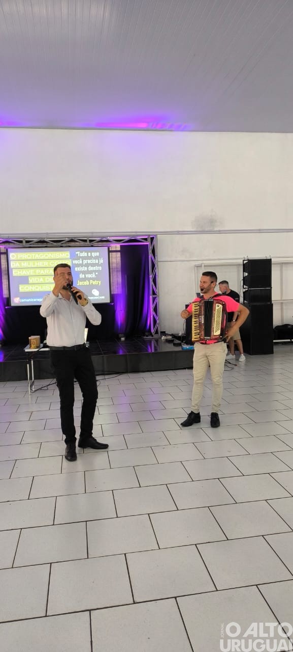 Mulheres lotam salão paroquial de Planalto