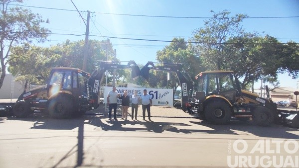 Administração de Rodeio Bonito adquire duas retroescavadeiras