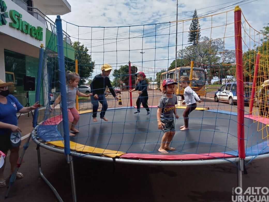 Escolas de Vista Alegre recebem atividades especiais do Dia das Crianças