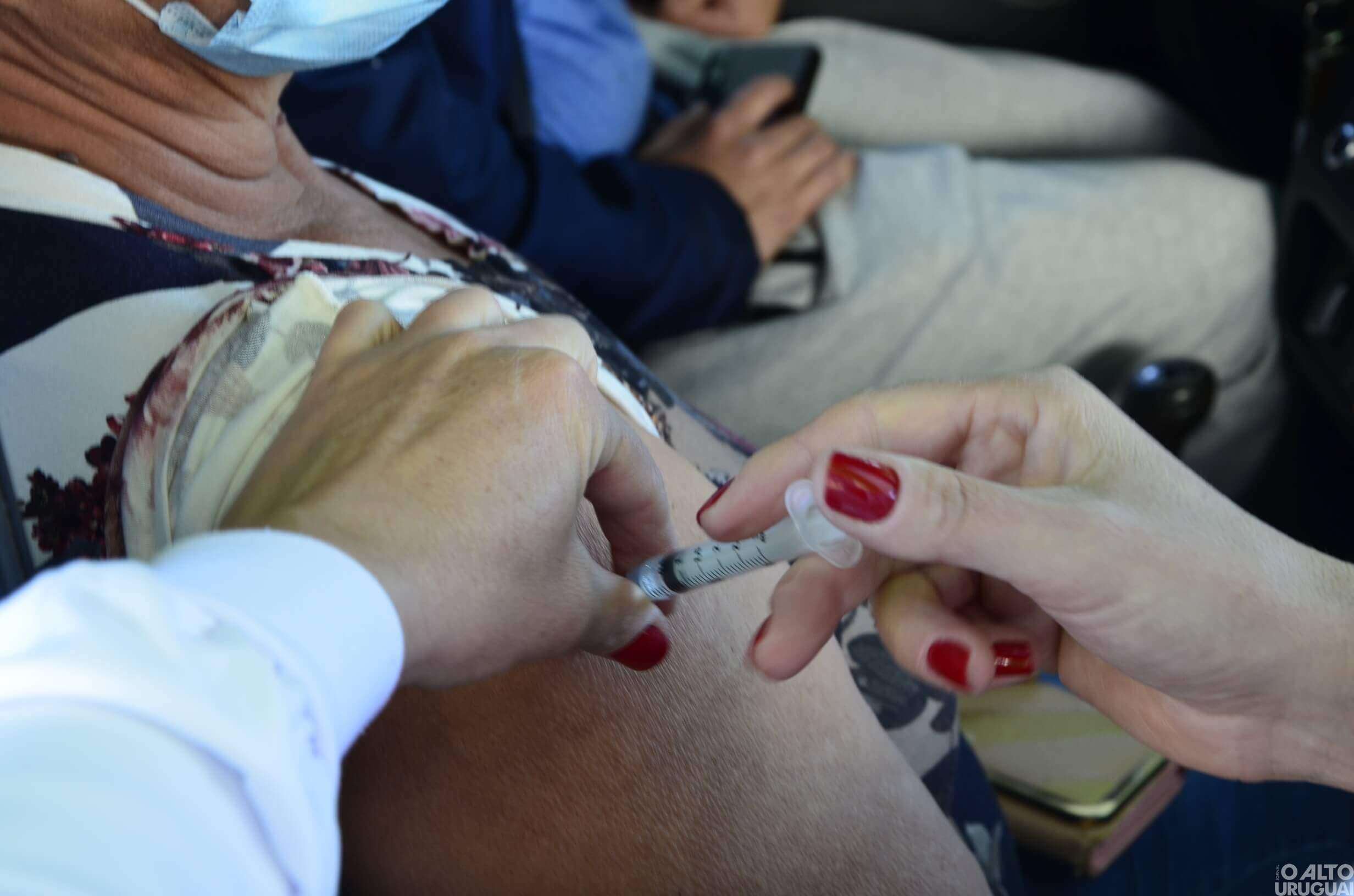 Caiçara: grupos prioritários de 60 anos ou mais começam a ser vacinados