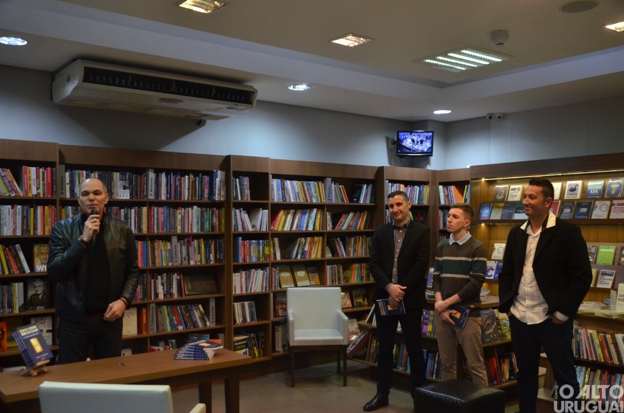 Professor Roberto Franciscatto lança livro pela Vitrola Editora