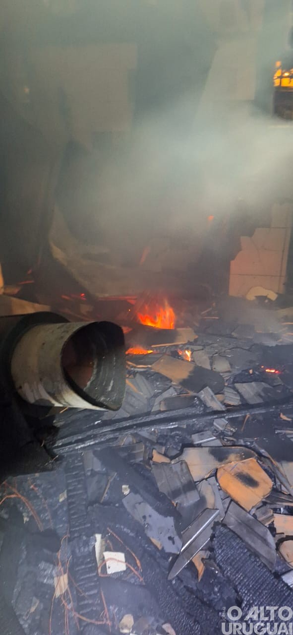 Incêndio destrói prédio de antigo bar e restaurante em Palmeira das Missões