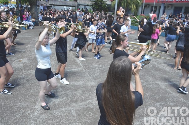 Bandas da Escola Cardeal Roncalli conquistam cinco títulos de campeãs e três de vice-campeãs em SC