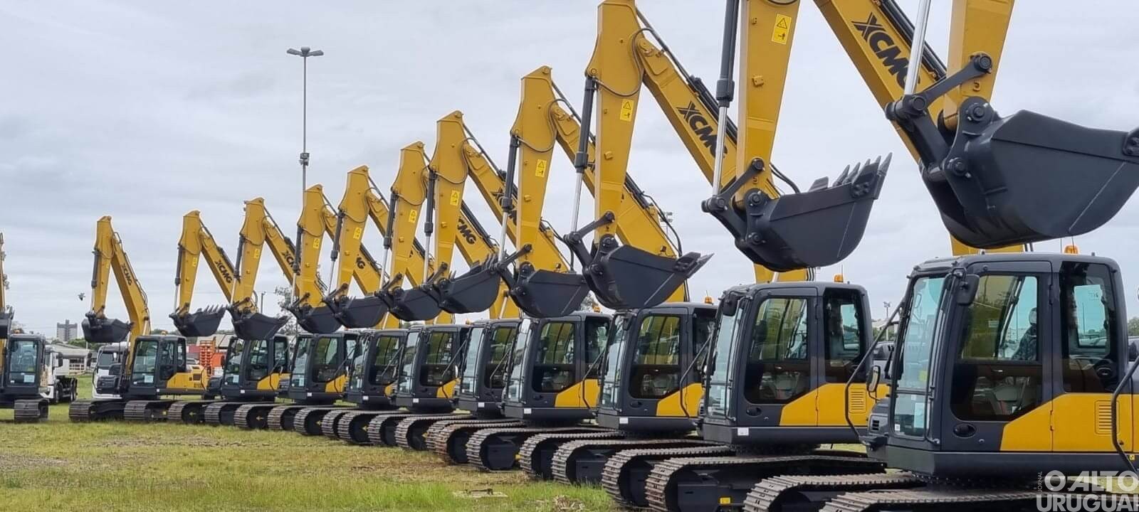 Pinhal recebe escavadeira do governo do Estado