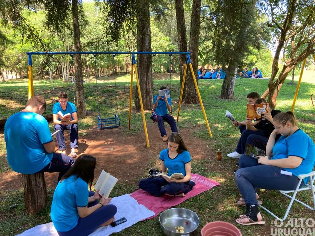 Escola Mathias Balduíno Huppes de Cristal do Sul reinaugura biblioteca