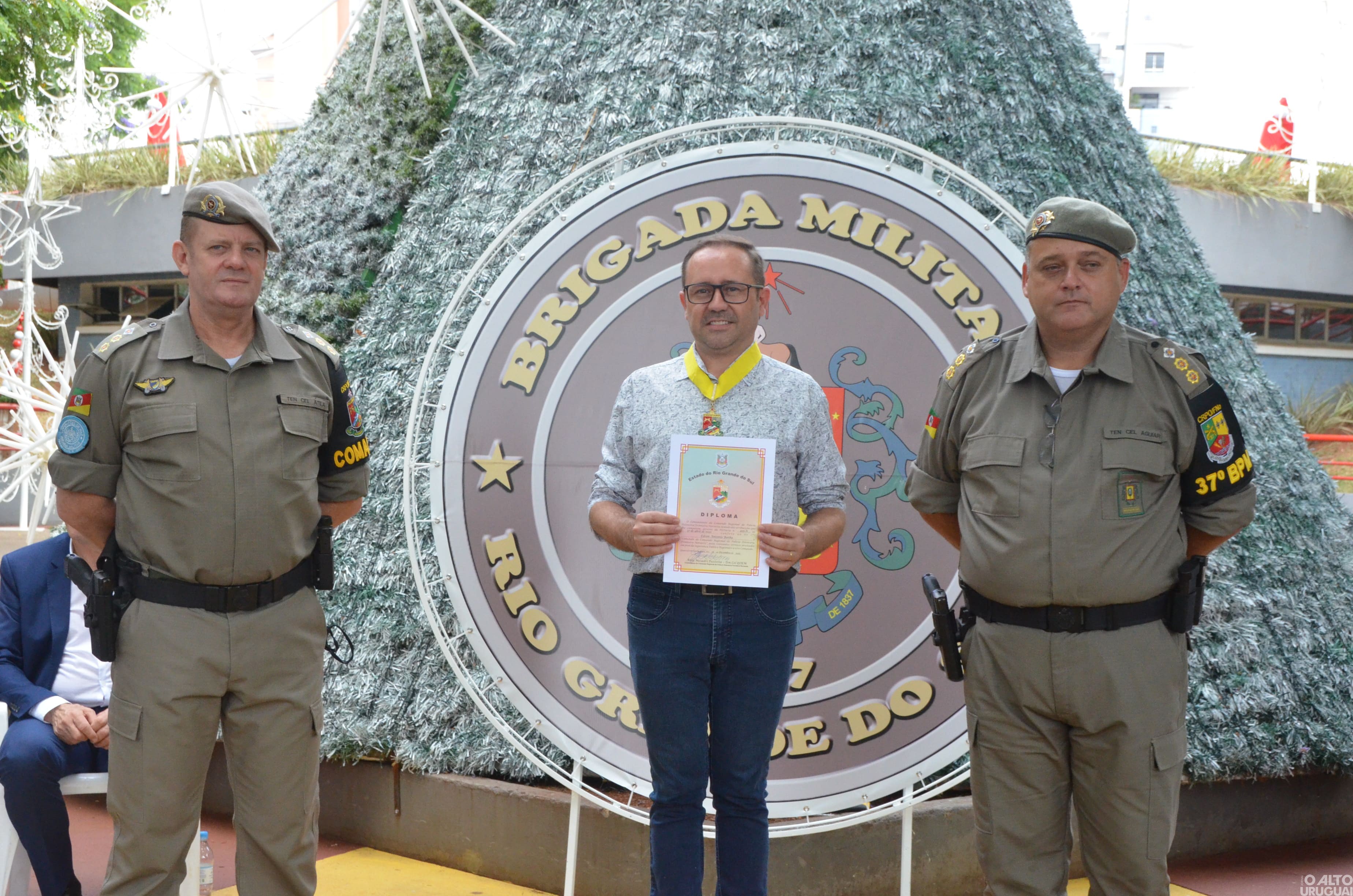 37º BPM realiza cerimônia de entrega de comendas a homenageados