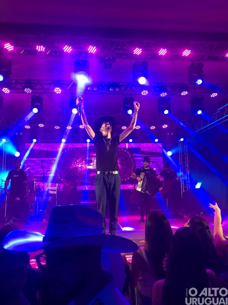 Sertanejo Luan Pereira reúne grande público em show em FW