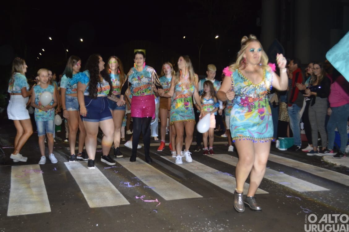 Desfile de rua do Carnaval Regional de Iraí reúne grande público