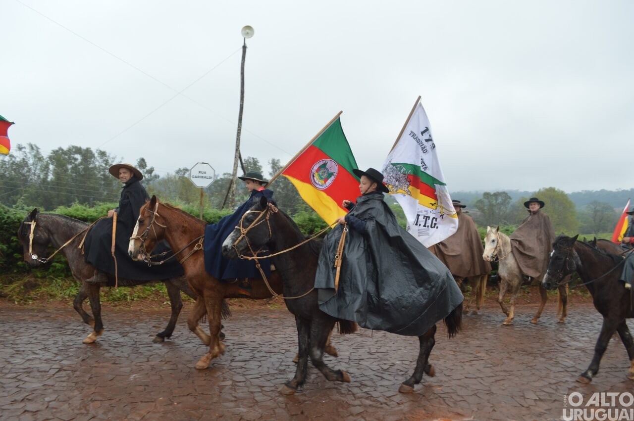 Iraí a Erval Seco: cavalarianos do 30º Bate-Casco passam por FW