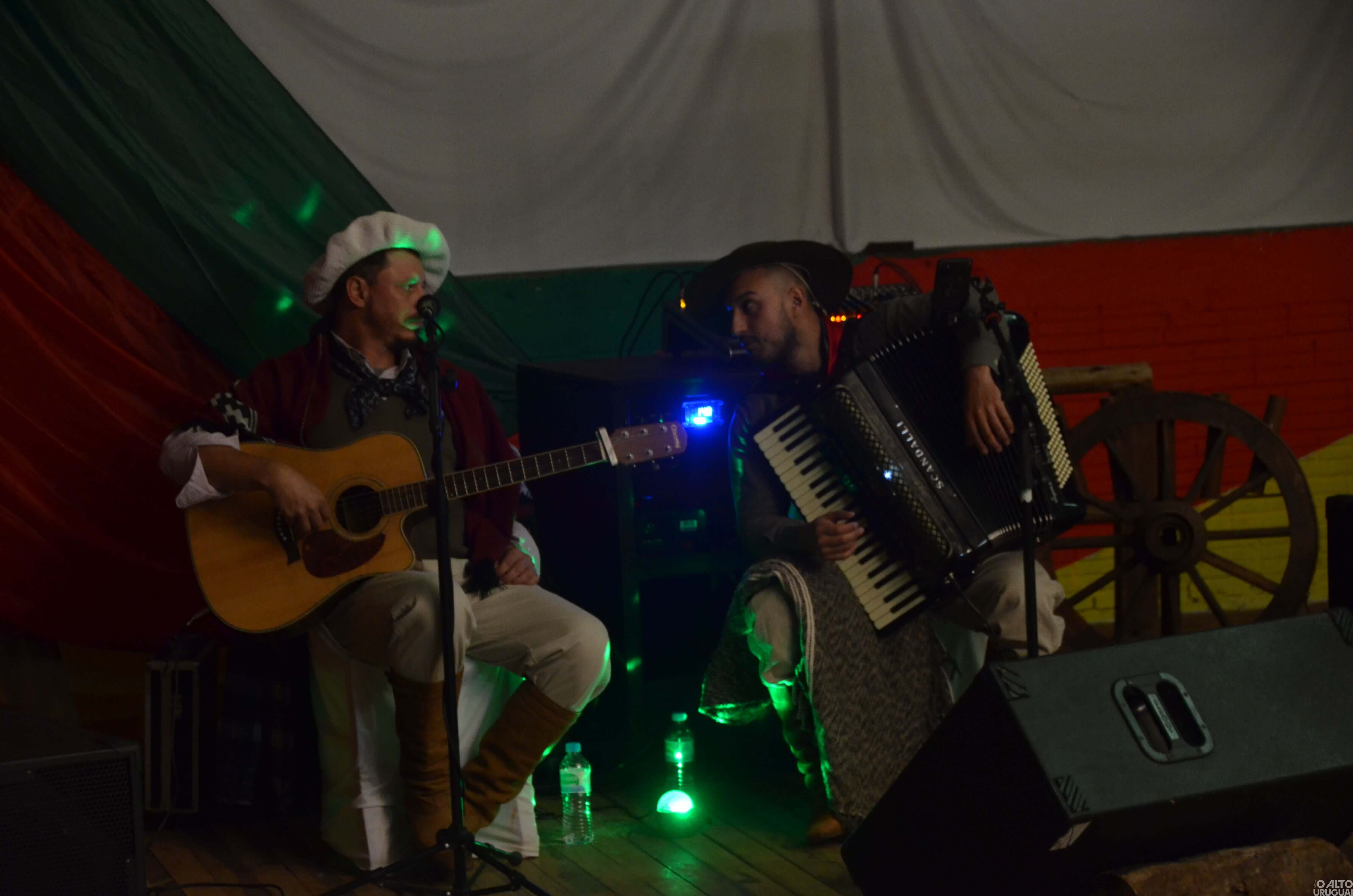 Noite do Galanteio reúne casais no CTG Rodeio da Querência