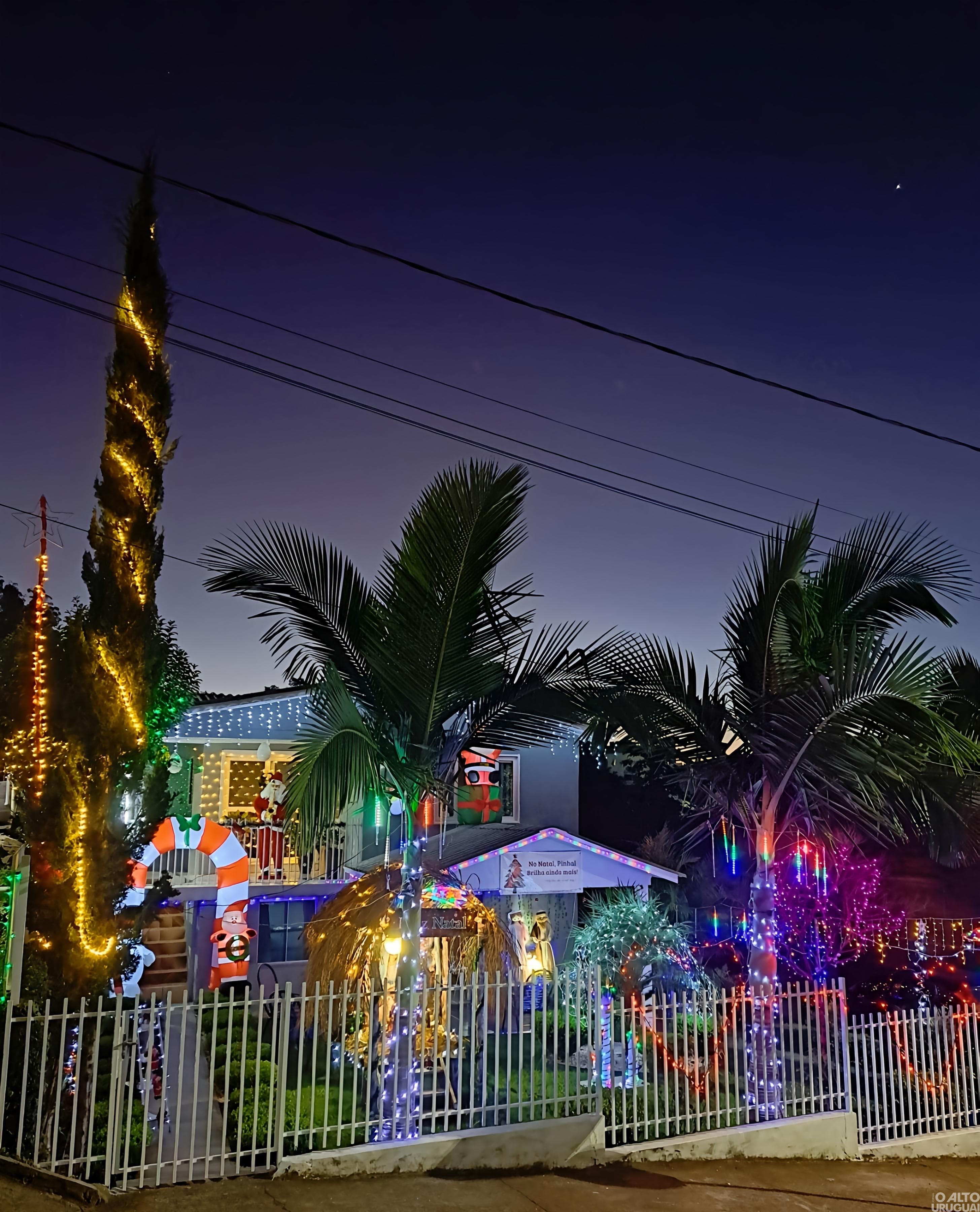 Morador de Pinhal se destaca pela decoração da casa no Natal