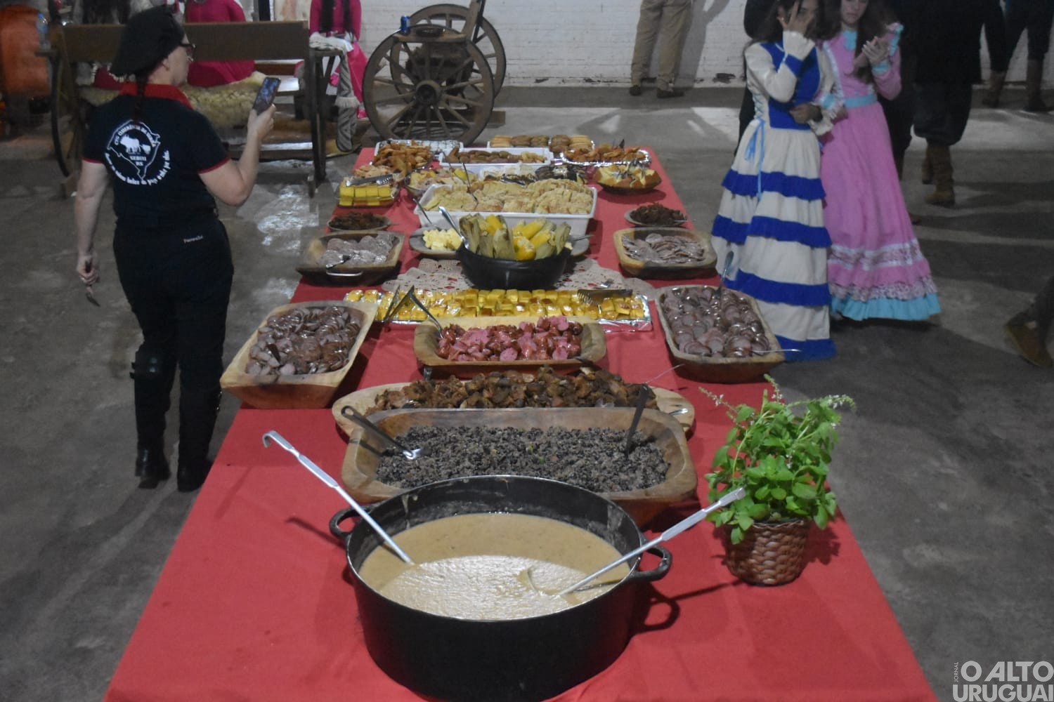 Baile à Moda Antiga lota o CTG Querência da Serra em noite de tradição
