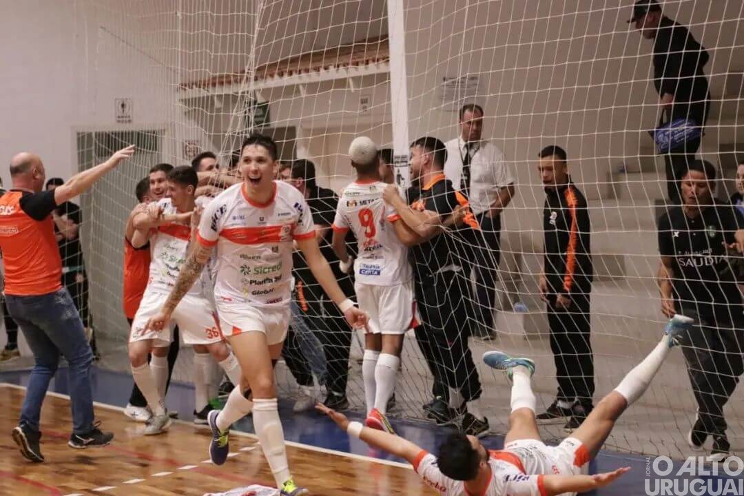 Após sair perdendo por 4 a 0, Afucs busca empate e vence AGE nos pênaltis