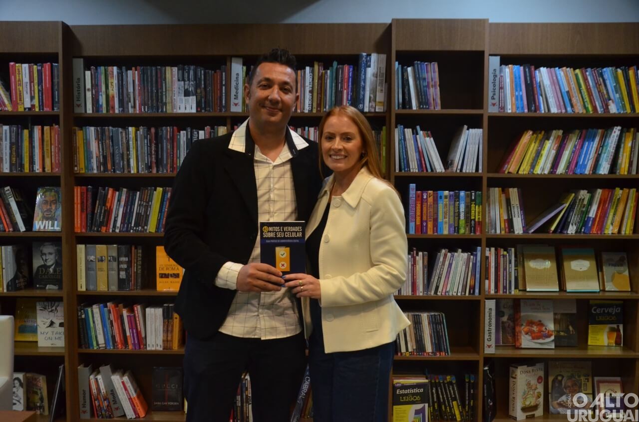 Professor Roberto Franciscatto lança livro pela Vitrola Editora