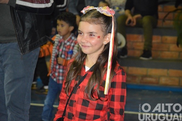 Festa Junina da Escola Irmã Odila Lehnen reúne comunidade em noite de alegria e tradição