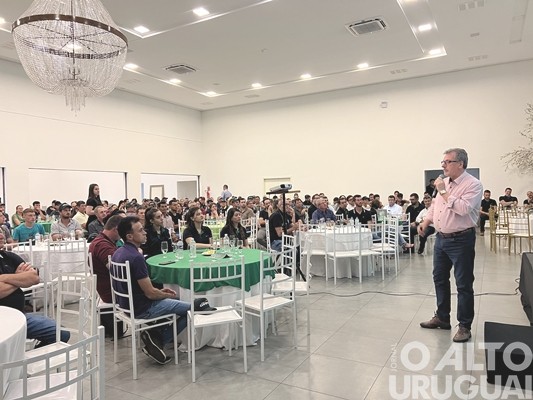 Cotrifred reúne mais de 300 produtores em FW para debater sobre bovinocultura de leite