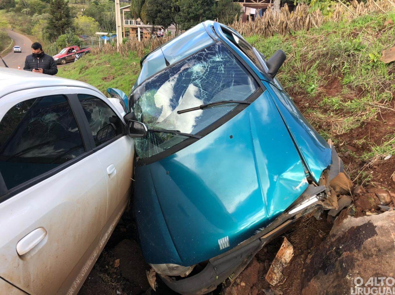 Acidente entre três veículos deixa quatro pessoas feridas na ERS-591