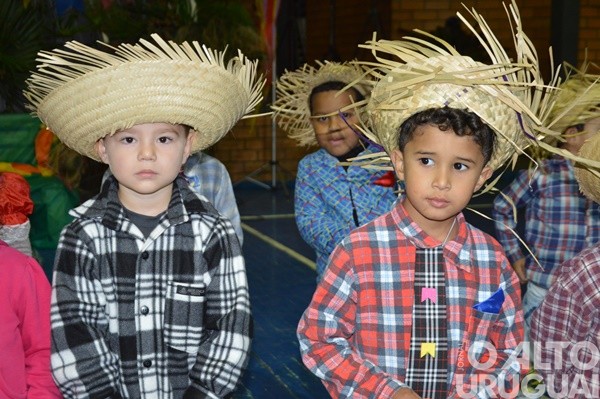 Festa Junina da Escola Irmã Odila Lehnen reúne comunidade em noite de alegria e tradição