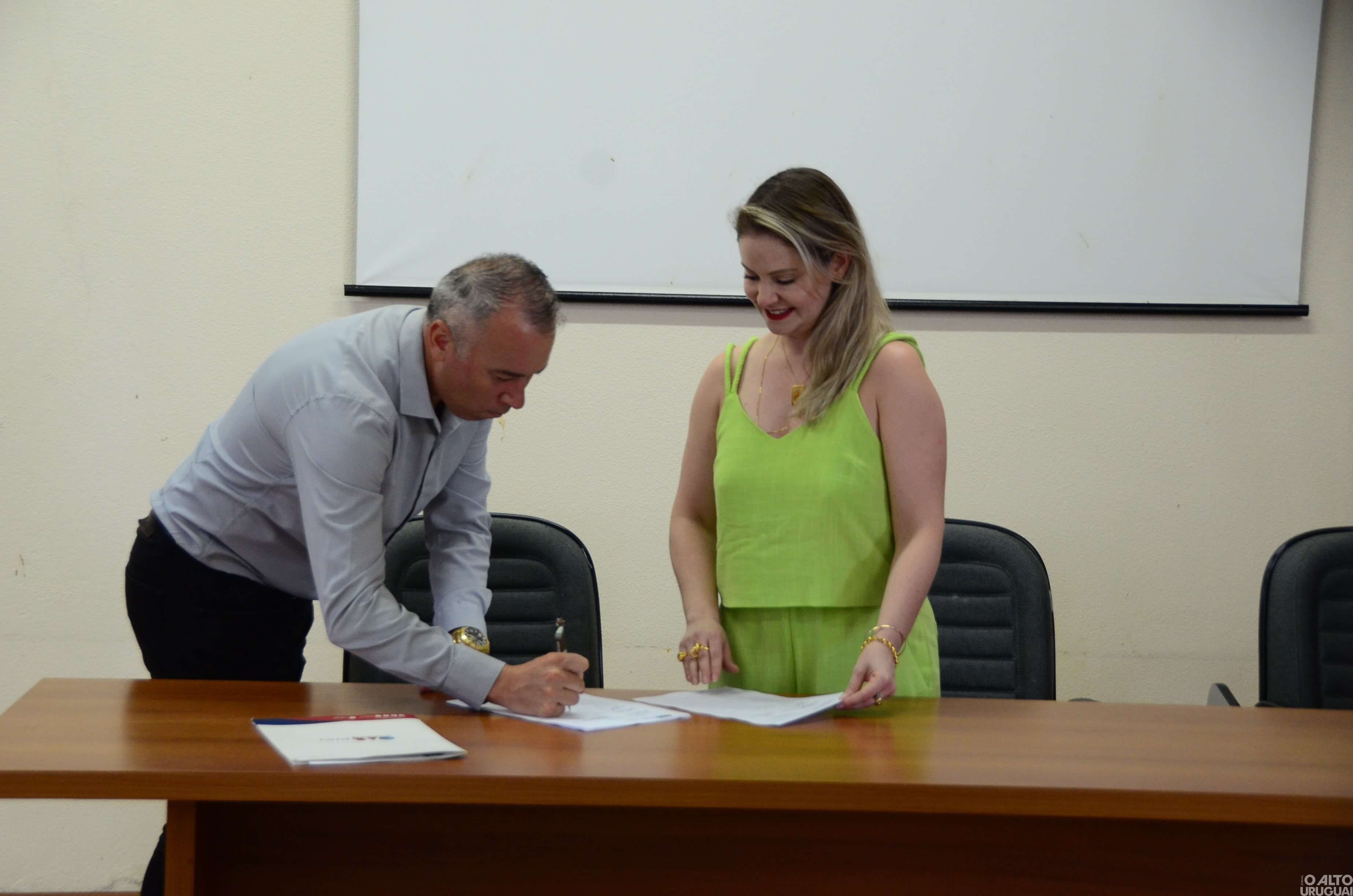 Nova diretoria da Subseção de FW da OAB assina termo de posse