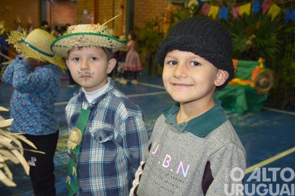 Festa Junina da Escola Irmã Odila Lehnen reúne comunidade em noite de alegria e tradição