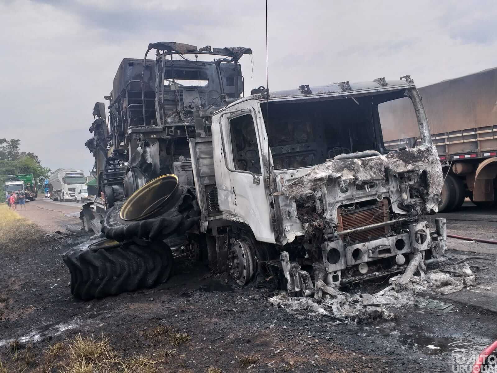Caminhão incendeia na BR-386 em Seberi