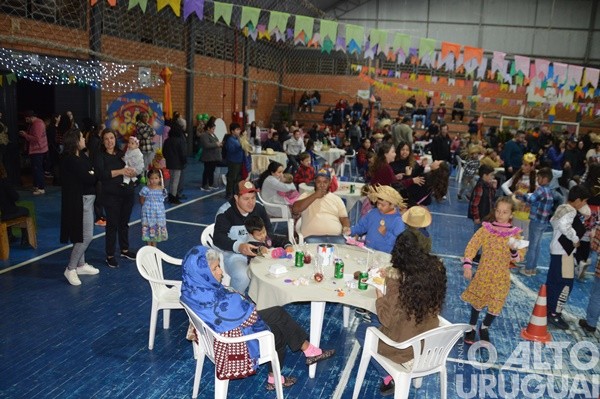 Festa Junina da Escola Irmã Odila Lehnen reúne comunidade em noite de alegria e tradição