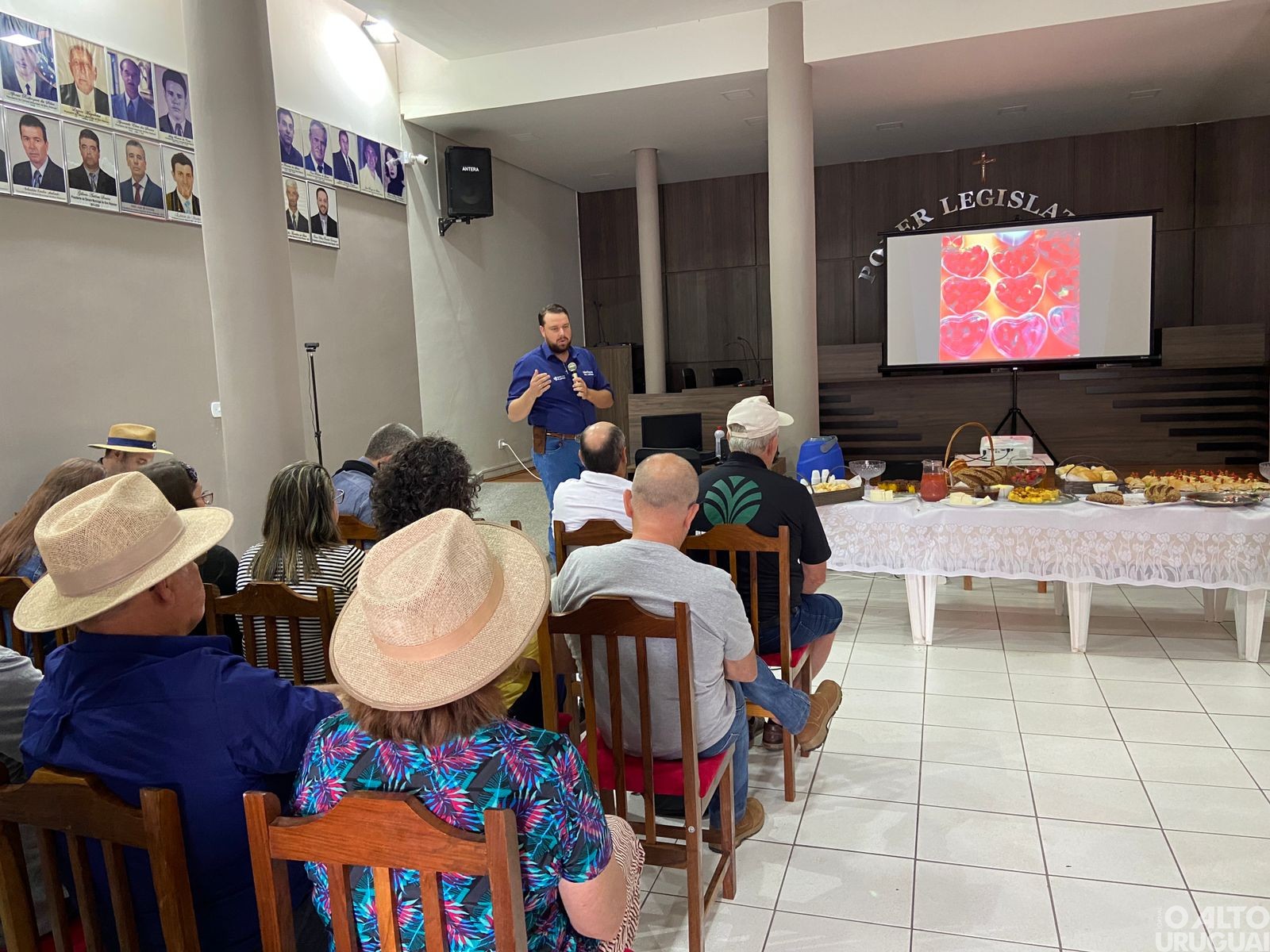 Representantes do STR regional conhecem produção de morangos mineira