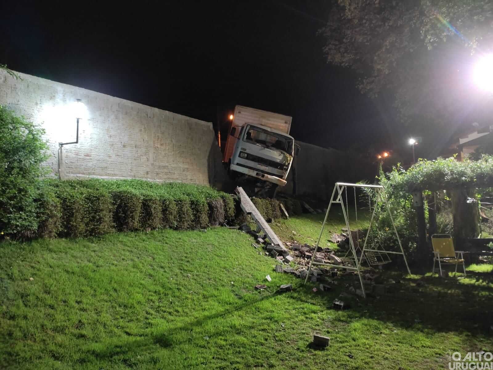 Caminhão baú colide contra muro de residência em FW