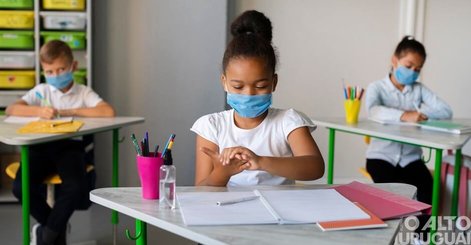 Estado torna obrigatório uso de máscaras para estudantes a partir dos três anos