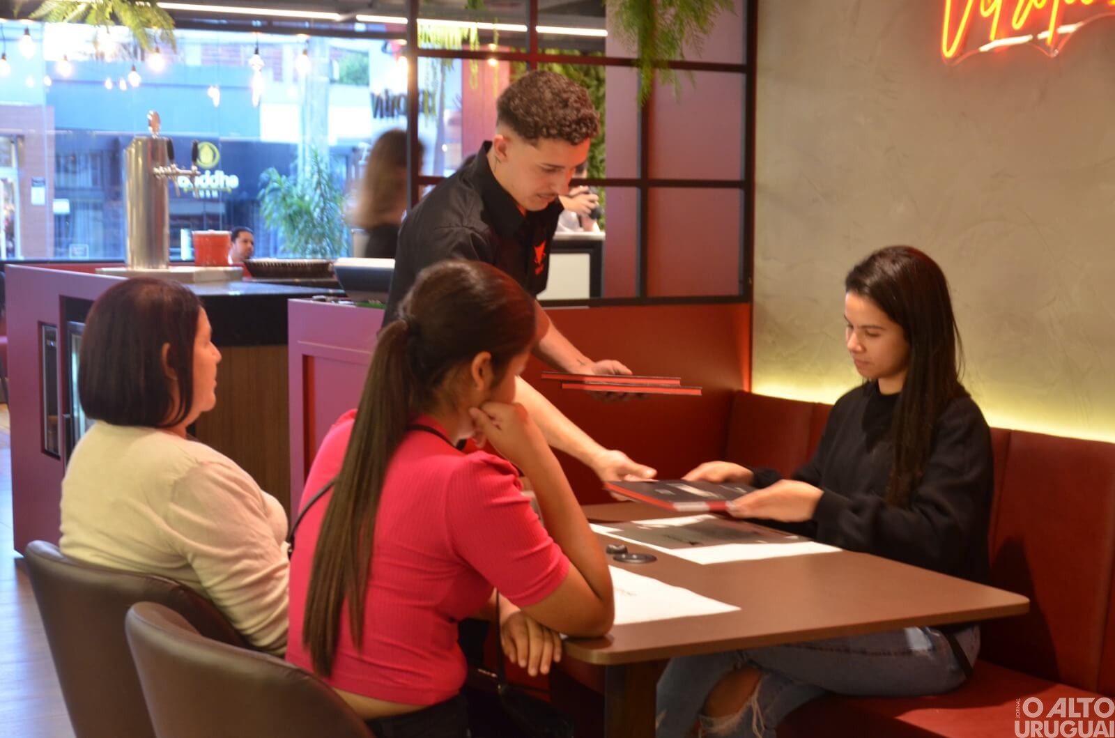 Vitrola reinaugura espaço gourmet e lança novo cardápio 