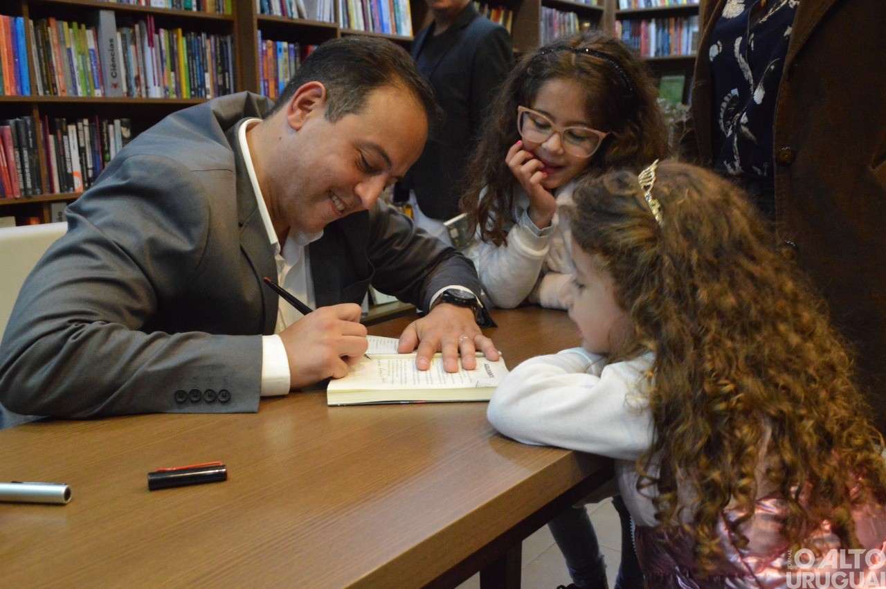 Médico Jorge Alan Souza recebe convidados para lançamento de seu livro