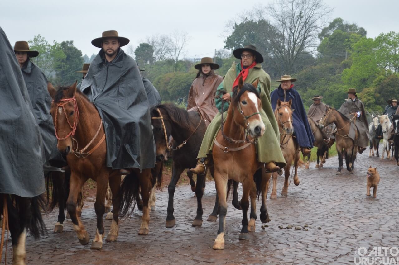 Iraí a Erval Seco: cavalarianos do 30º Bate-Casco passam por FW